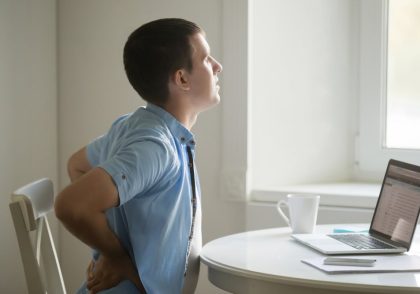 نشستن طولانی مدت و ناصحیح روی صندلی، افراد را دچار عارضه های ستون فقرات و کمر درد میکند.